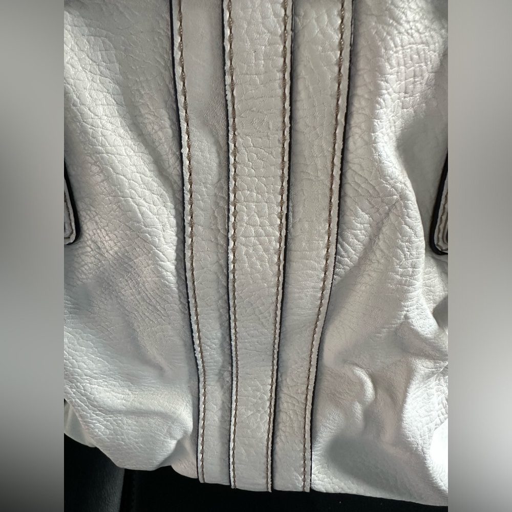 Chaps white leather multi pocket handbag - Picture 5 of 5